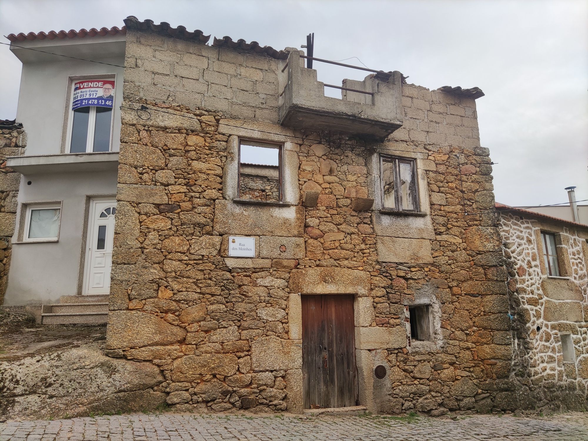 Casa em pedra no centro da aldeia