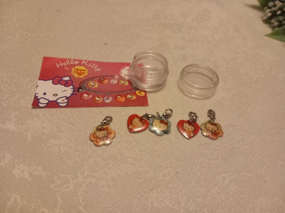 Charmsy hello Kitty/ chupa chups
Chupa C