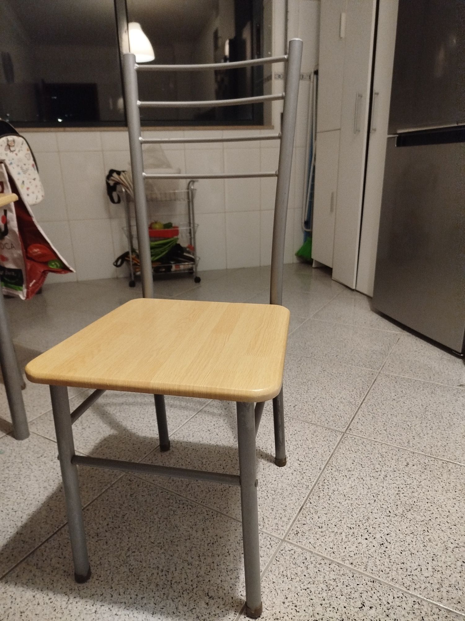 Mesa com 4 cadeiras