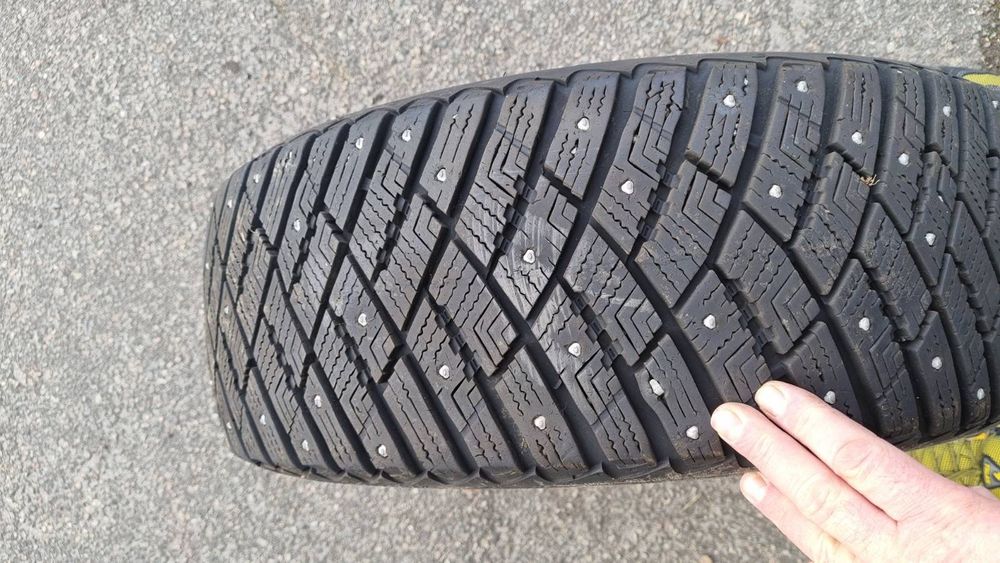 Продам б/у зимові шиповані шини Good year