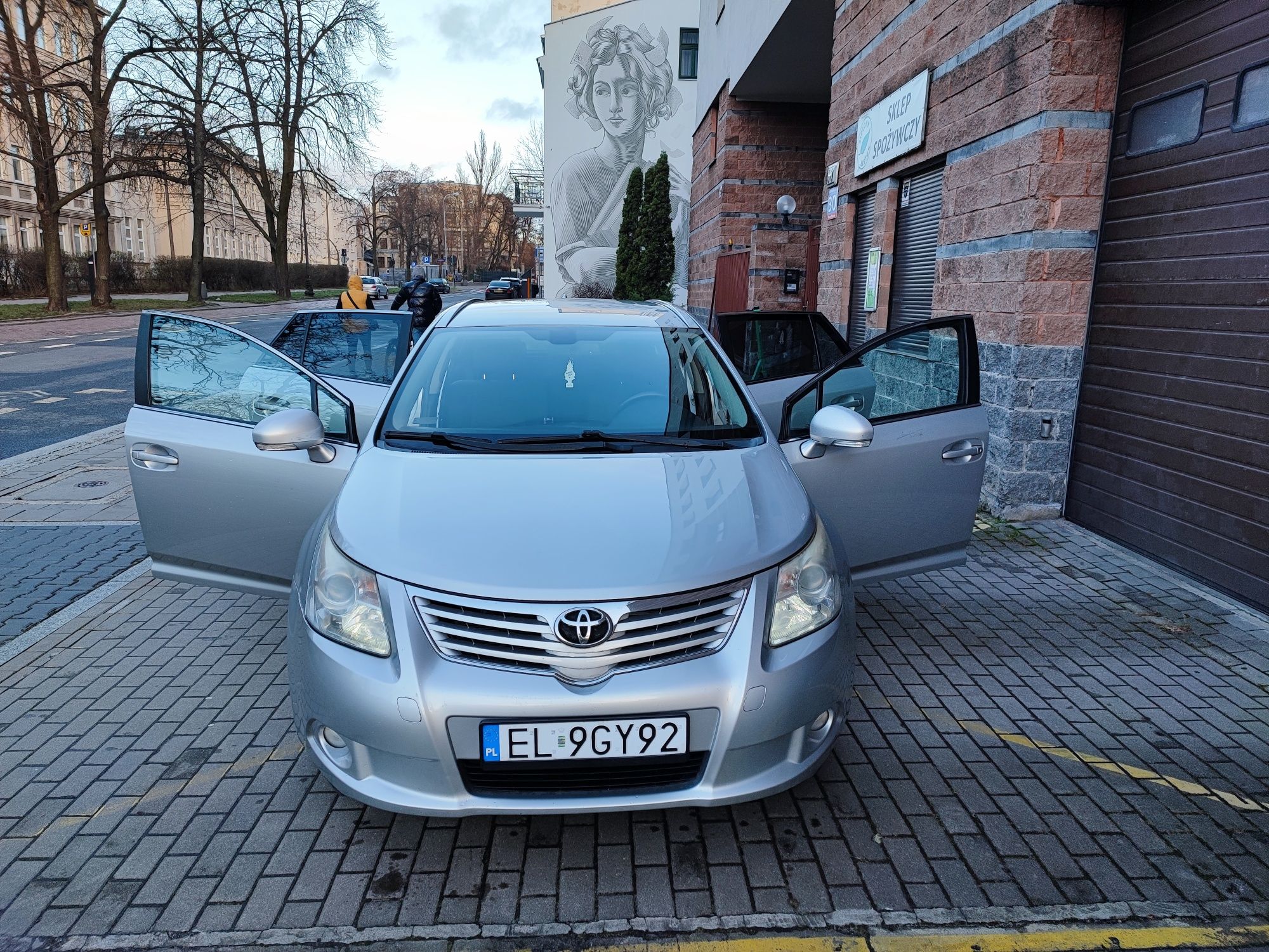 Toyota Avensis Platinum serwisowa OC NW i Assistans od jutra na rok.