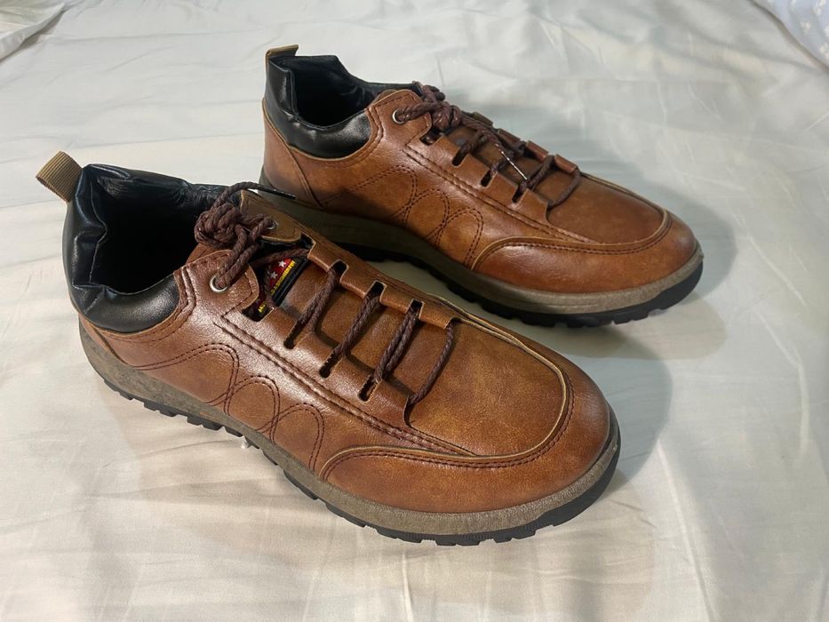 Sapatos em pele , marca HTE, NOVOS