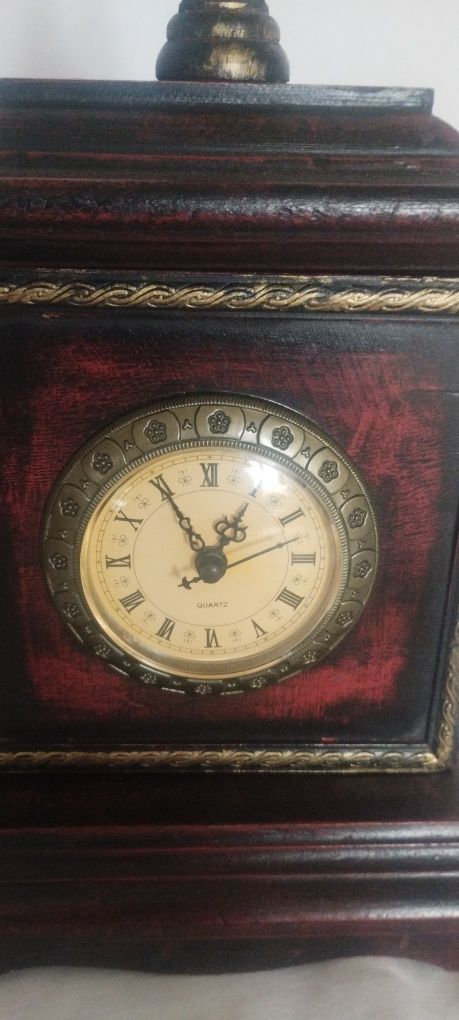 Zegar kominkowy wykonany z drewna