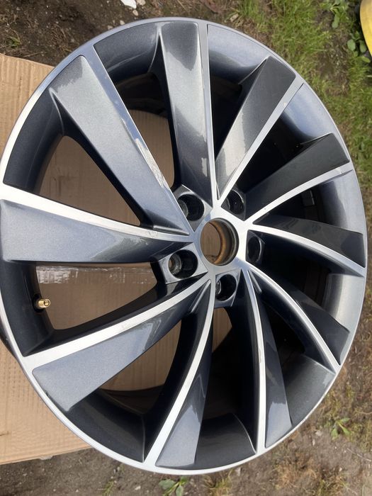 Skoda SUPERB felga aluminiowa 5x112 8JX18H2 ET44