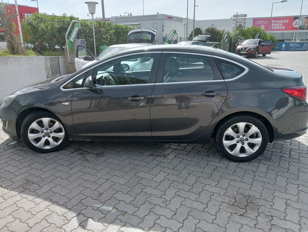 Opel Astra 2014 .