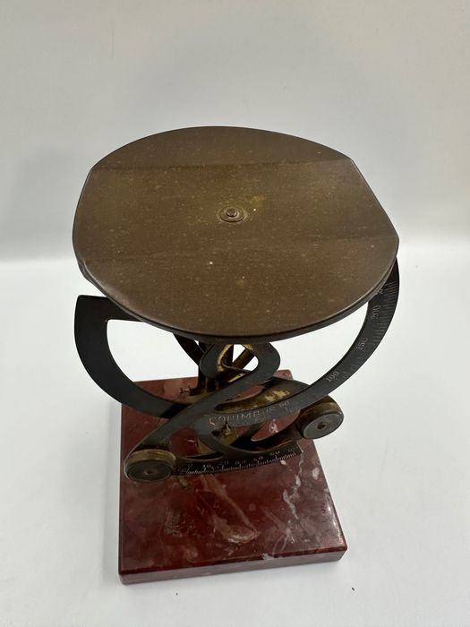 Stara waga na listy Columbus Bilateral z kamienną podstawą