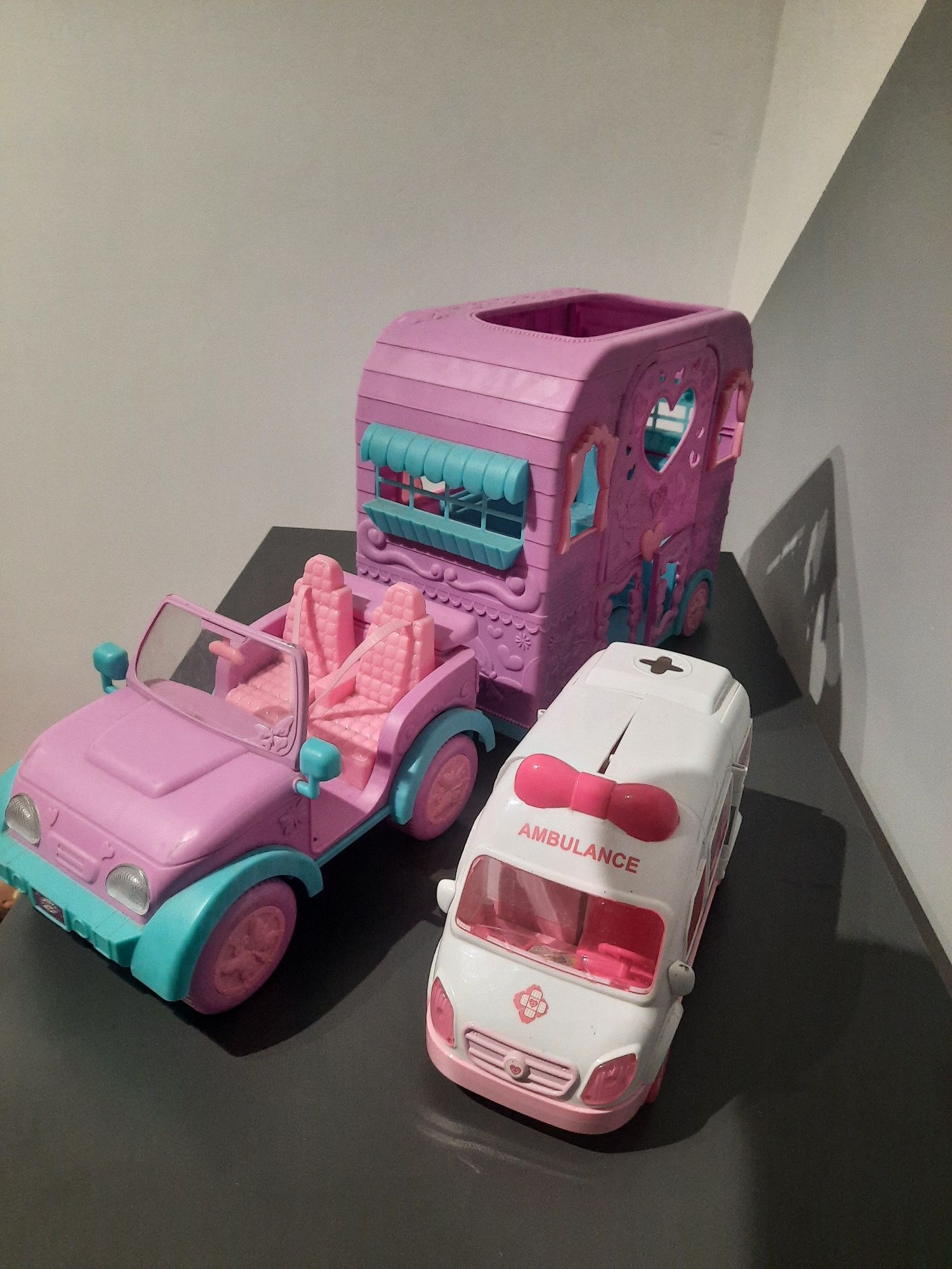 Cztery lalki   plus cały auto I cały worek