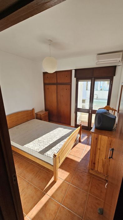 Alugo t2 quarteira anual