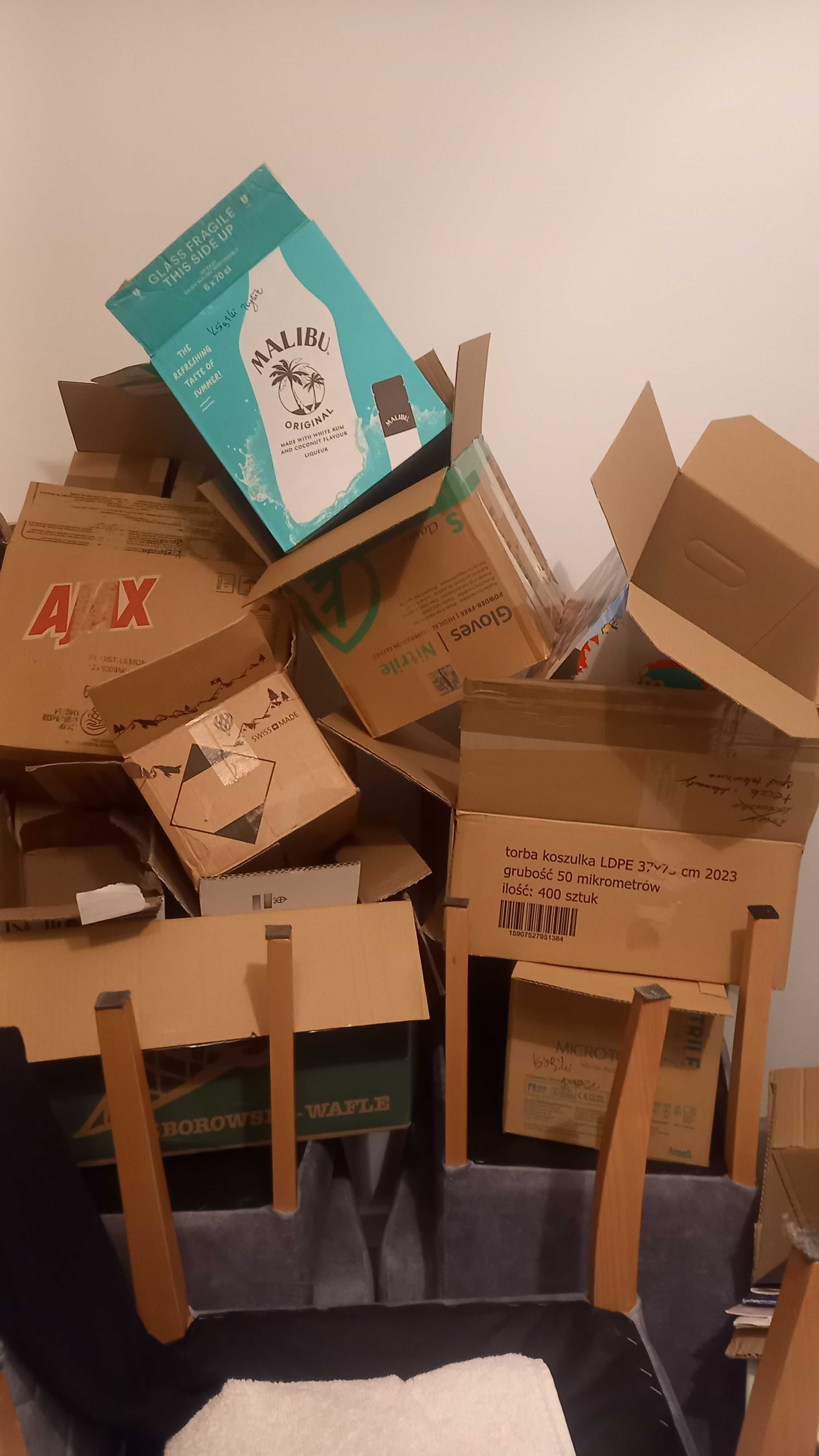 Ok. 30 szt. Pudła pudełka na przeprowadzkę i narożniki na meble