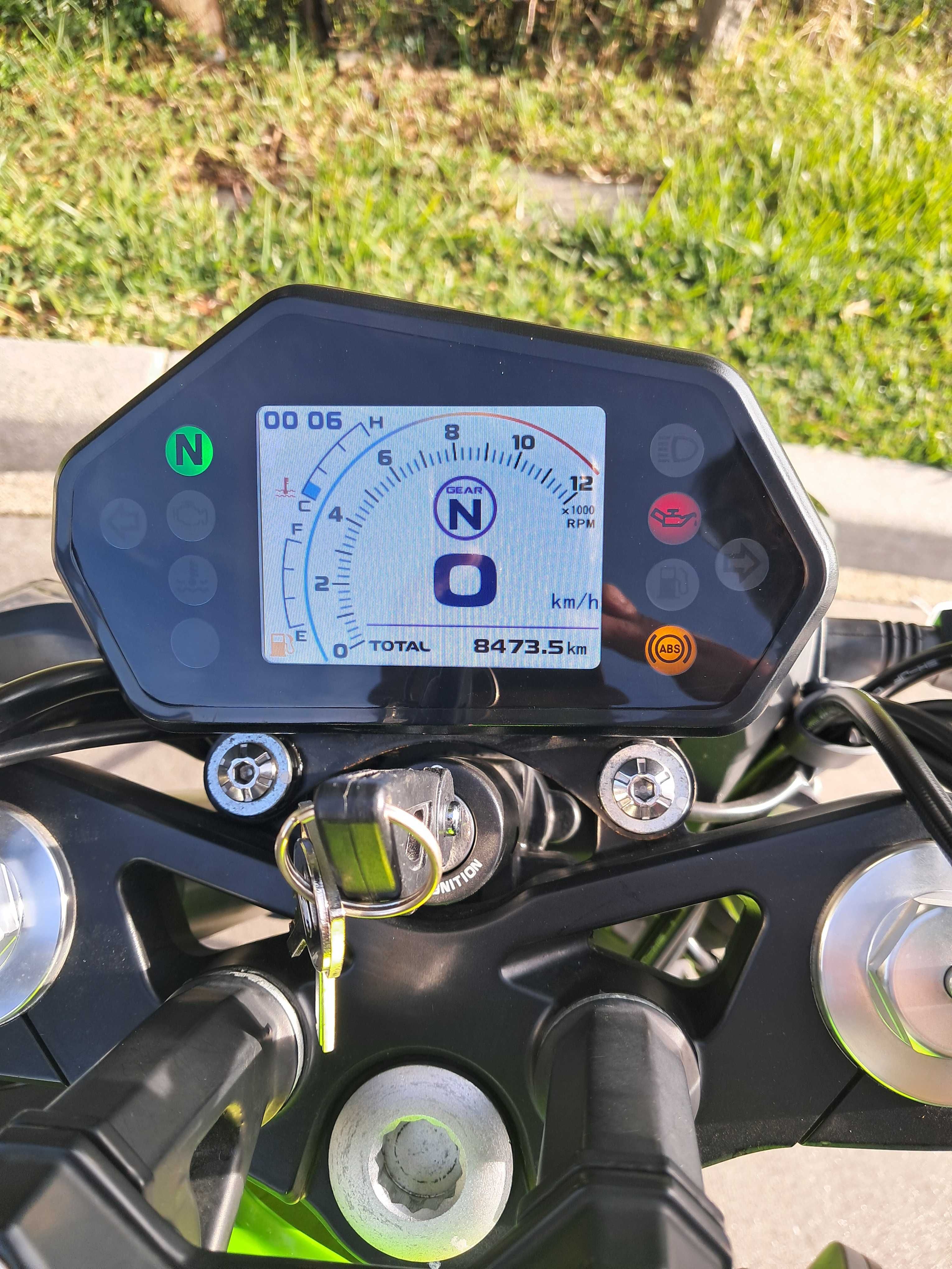 Benelli 302s remonta por carro