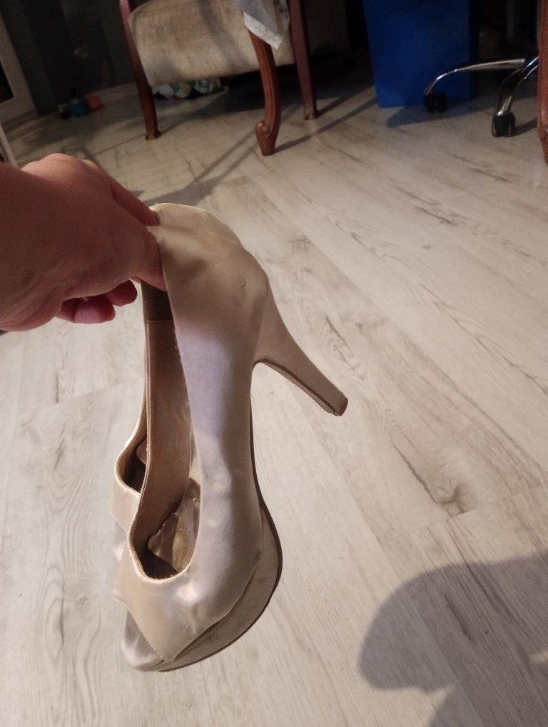 Złote buty na obcasie bez palców 37