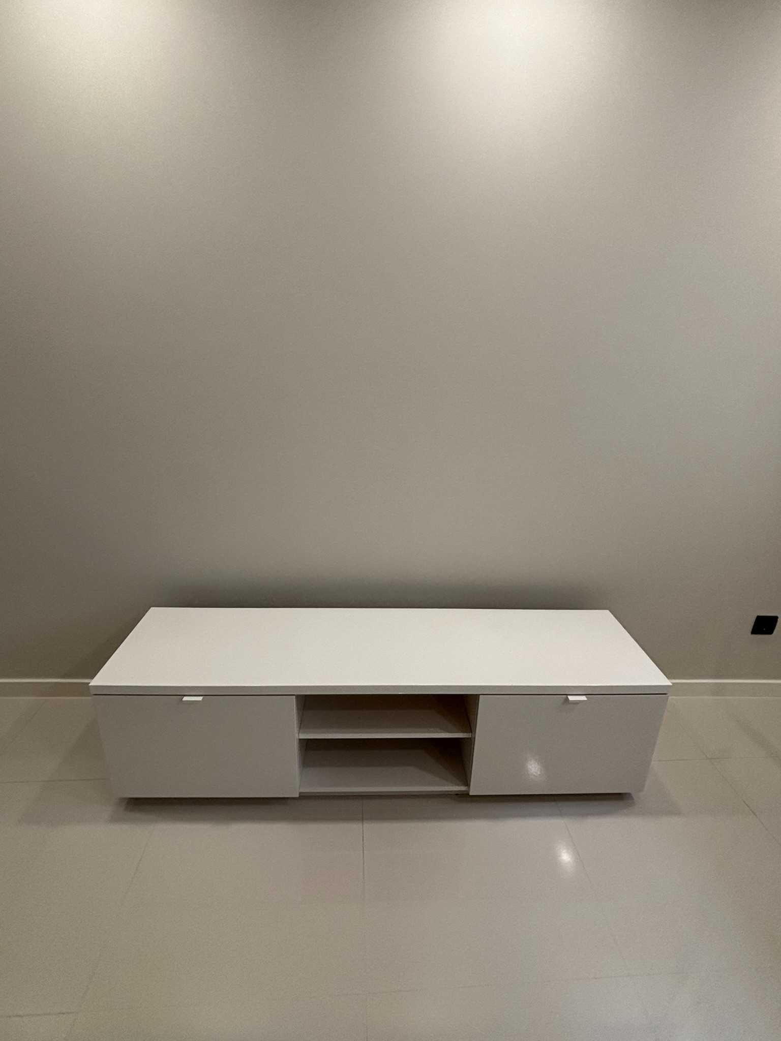Aparador de TV em Ótimo Estado – Elegância e Funcionalidade!