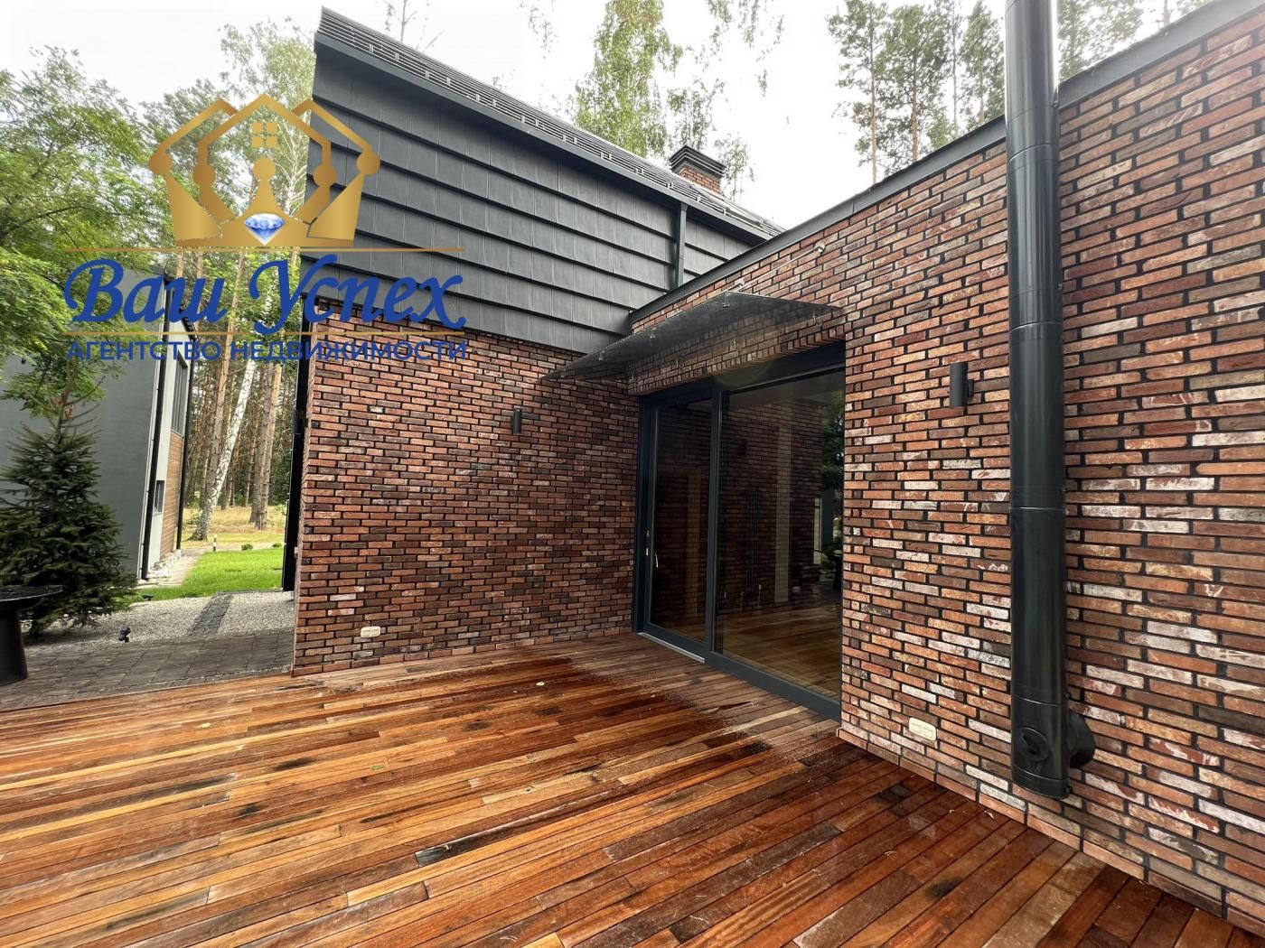 Продажа нового дома с ремонтом в городке в лесу Riviera Village.