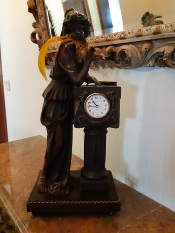 Estátua com relógio antigo