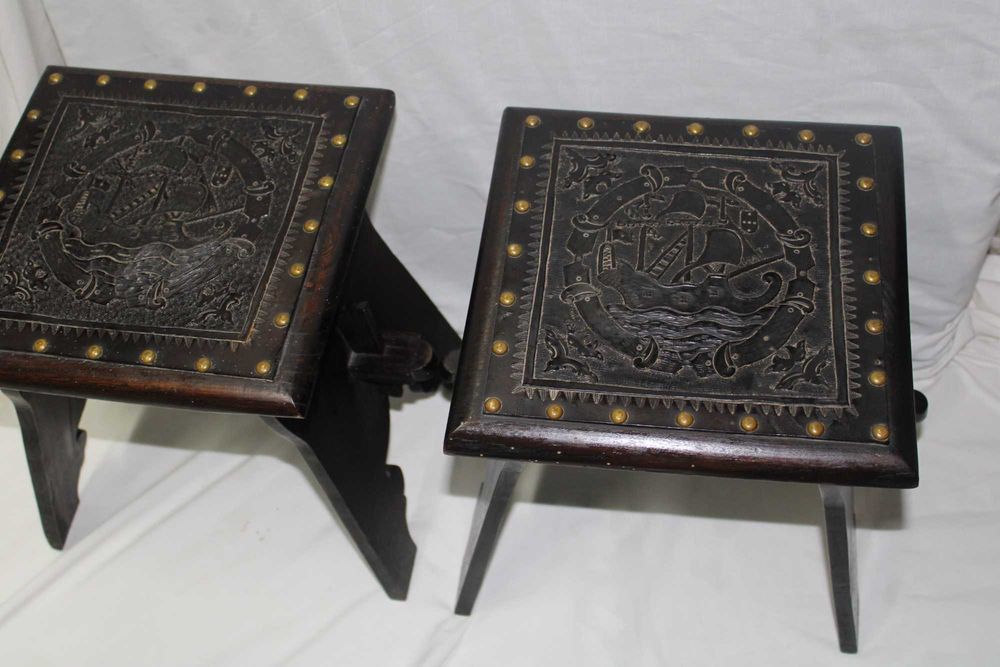 2 bancos pequenos, madeira Castanho, sec.XVIII,  Brazão da monarquia