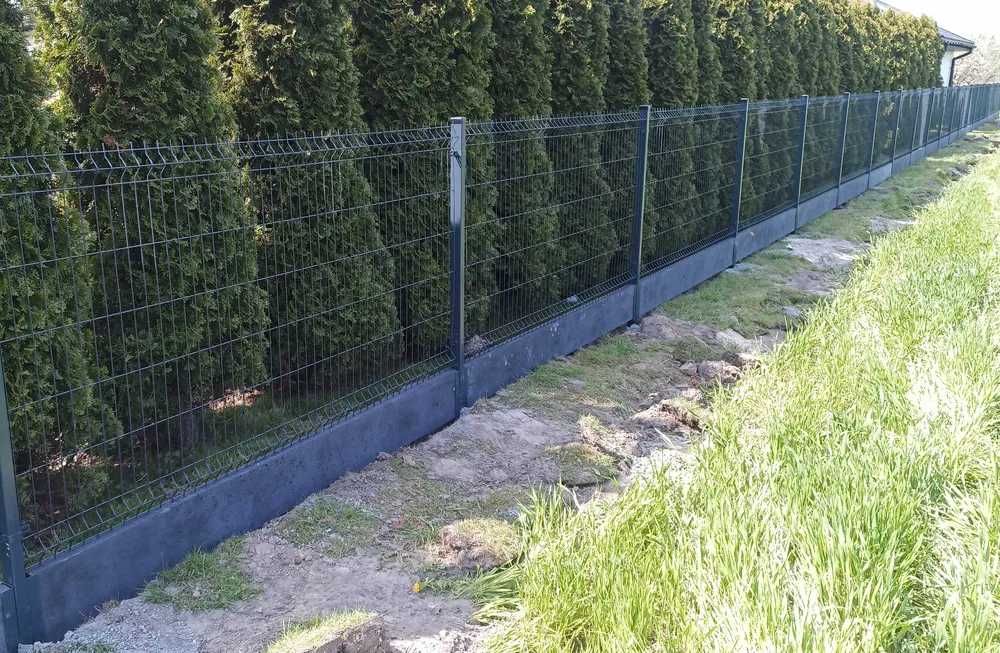 Panele ogrodzeniowe, podmurówka betonowa , słupki ogrodzeniowe