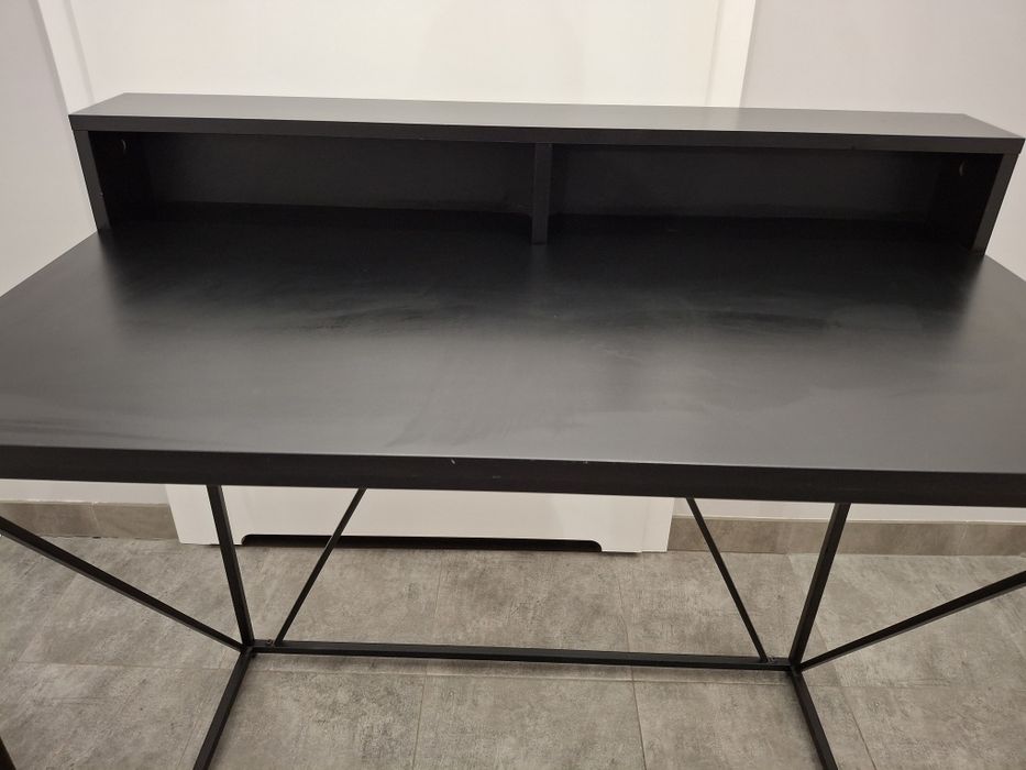 Biurko z metalową podstawą