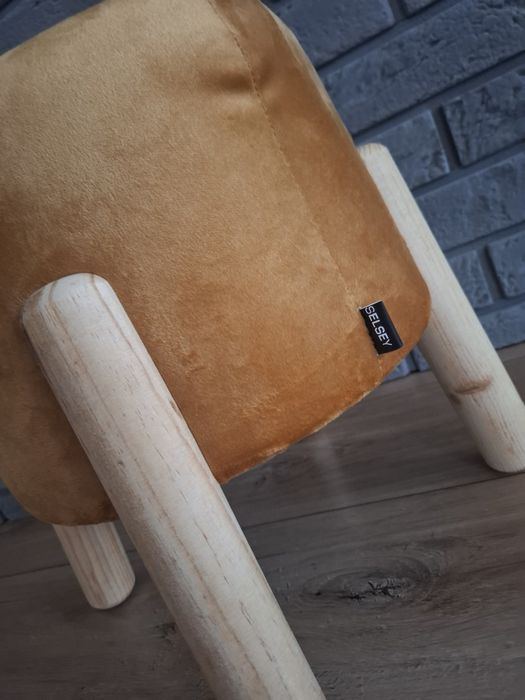 Levine stołek miodowy Selsey puf musztardowy welur