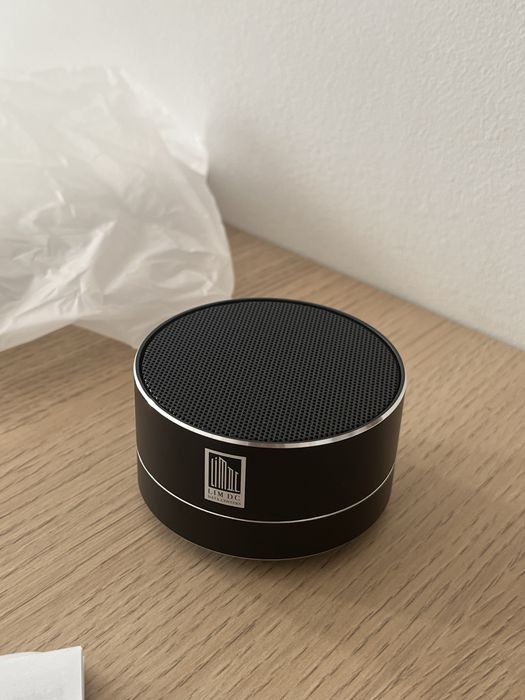 Nowy mały czarny przenośny głośnik z kablem USB