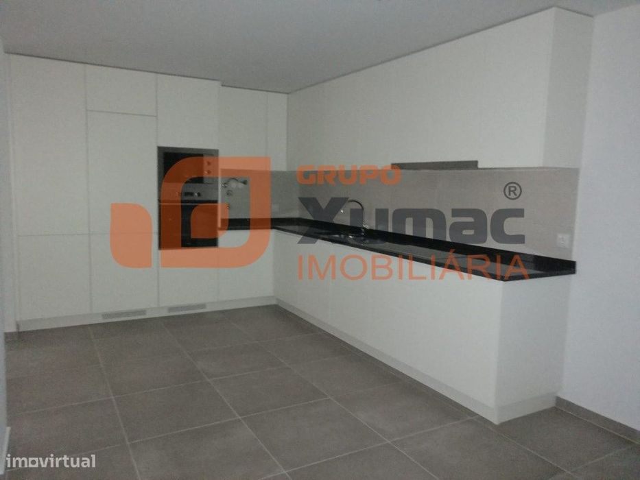 Apartamento T2 em Salir do Porto, para arrendamento! Com lugar de g...