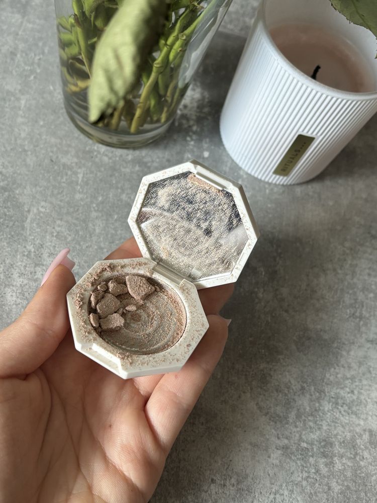 Mini rozświetlacz złoty cień do powiek fenty beauty hustla baby
