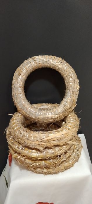 Słomiany wianek, średnica 20 cm