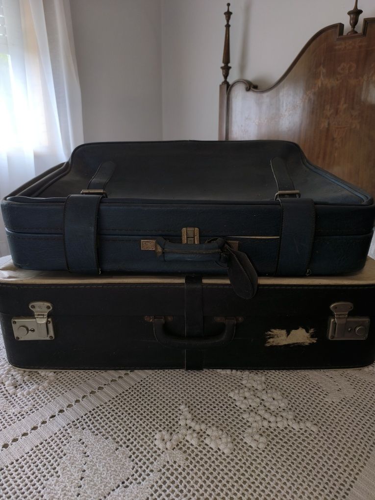 Lote de 2 malas antigas de viagem em couro.. Tem cerca de 60 anos