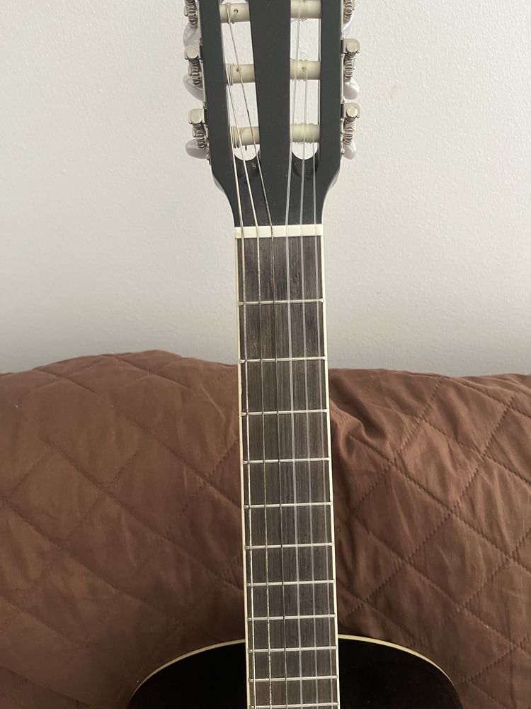 Guitarra acustica preta