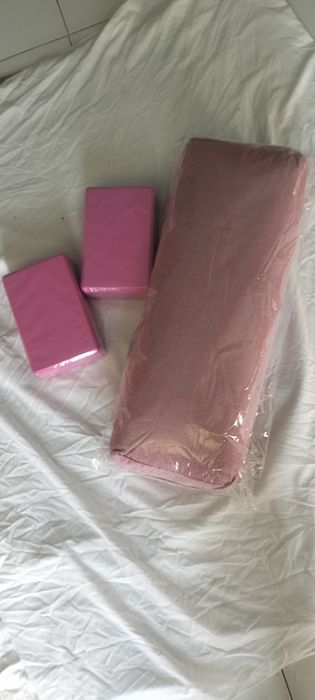 Bolster de yoga e blocos