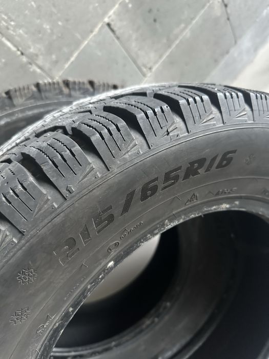 Продам зимову ризину 215/65 R16