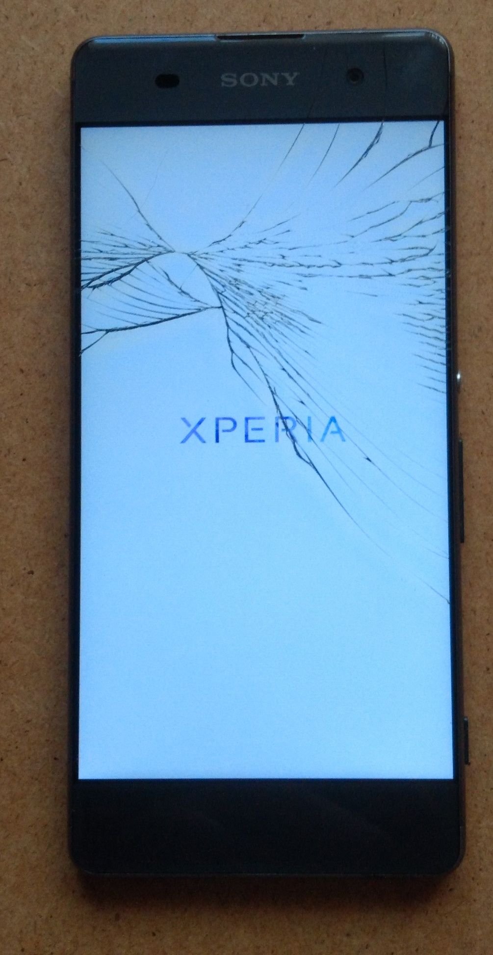 OKAZJA Sony Xperia XA Stan bardzo dobry prócz pęknięć na wyświetlaczu