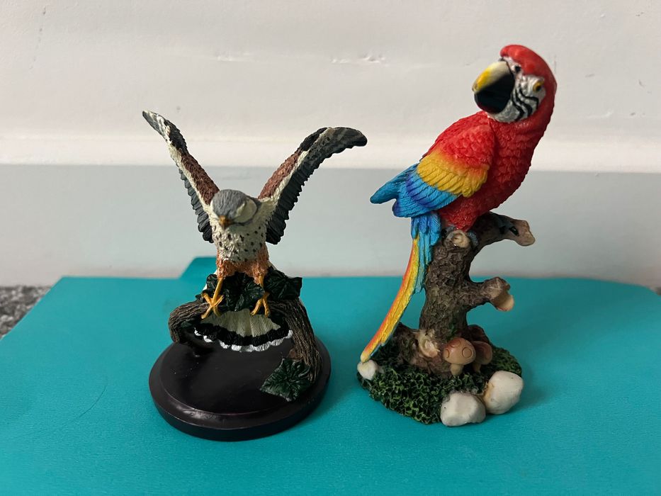 Статуетки папуга, сокіл