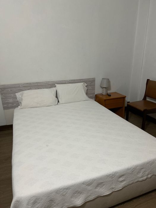 Alugo quarto com casa de banho privativa, Tv, Wi-Fi, jardim/ piscina