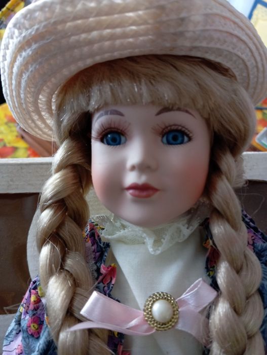 Boneca de porcelana nova