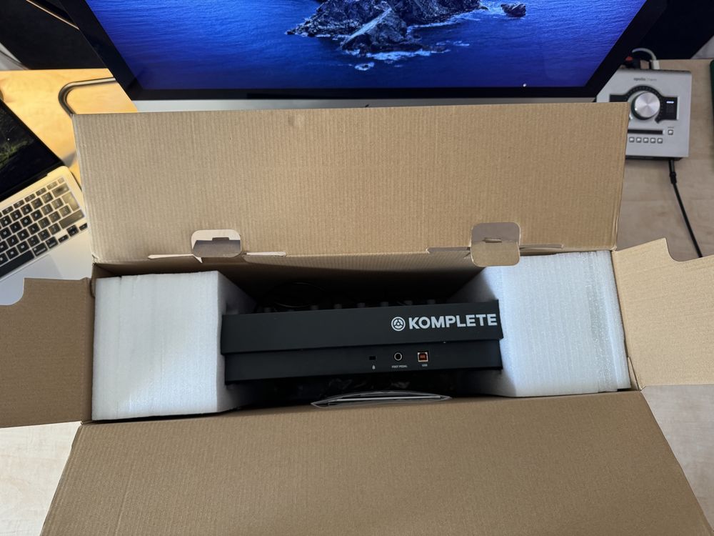 Komplete kontrol A25. Midi keyboard.