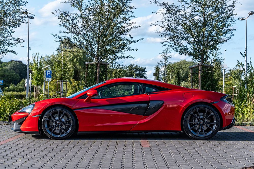 McLaren 570S Coupe McLaren 540C • 2016 • 28 000 km • Japonia