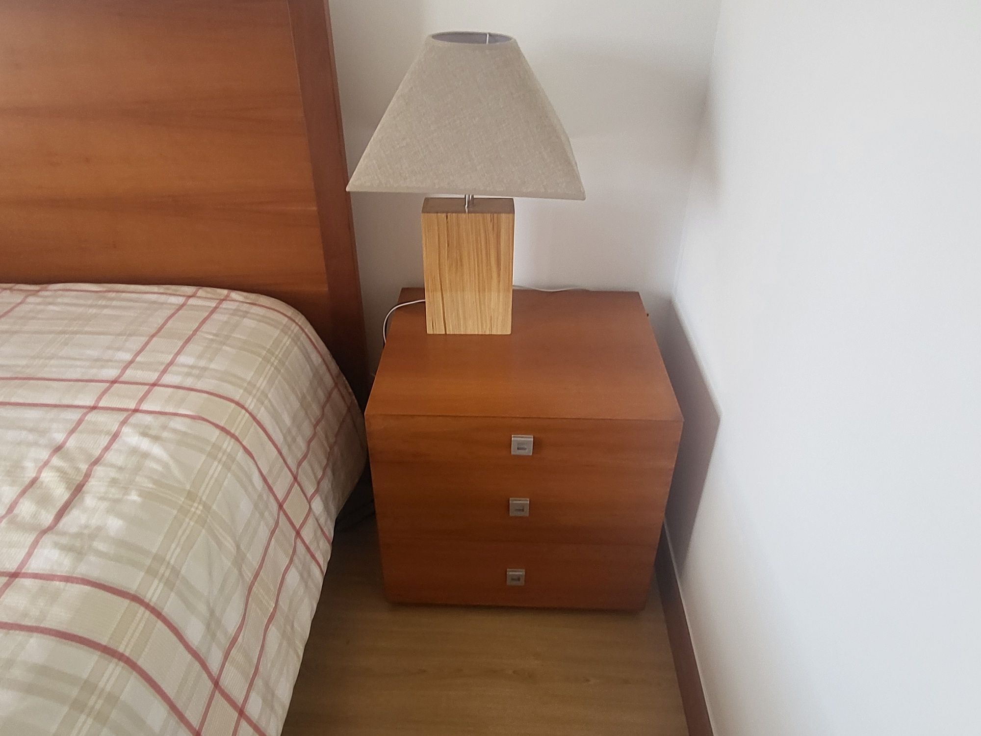 Mobiliário de quarto - Cama Kingsize, mesas de cabeceira e camiseiro