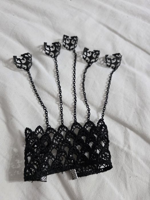 Czarna ozdoba na dłoń bransoletka pierścionki zestaw pierścionków goth