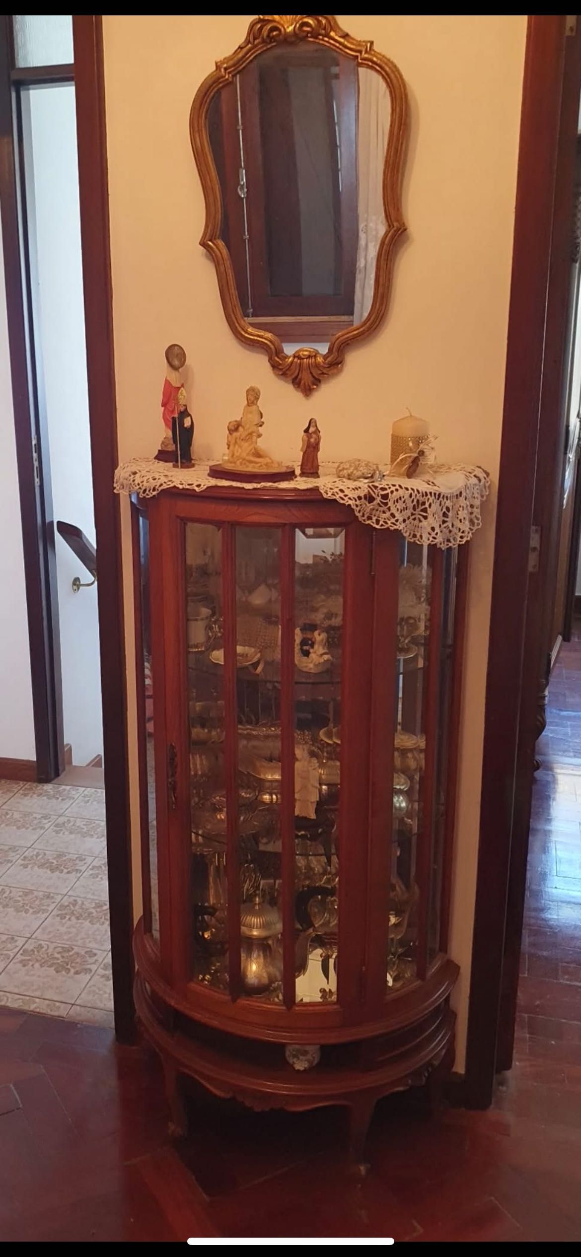 Cristaleira em madeira