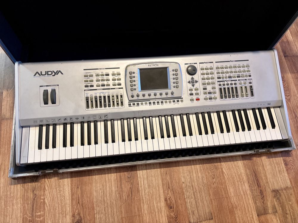 Ketron Audya!!!  Twardy Case .. Yamaha Korg