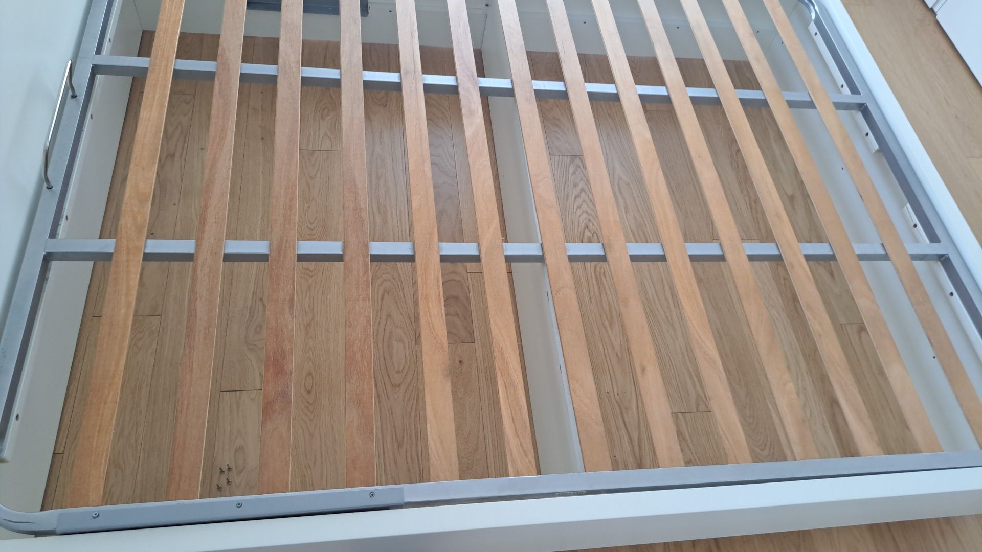 Cama branca com estrado