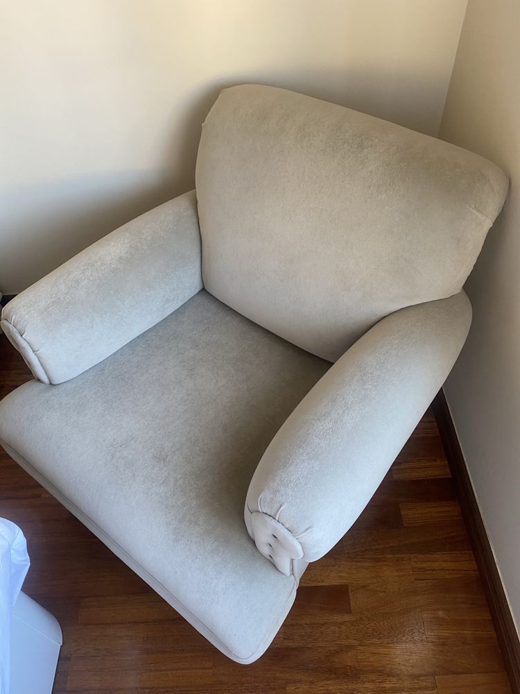 Sofa cinza claro estofado de novo