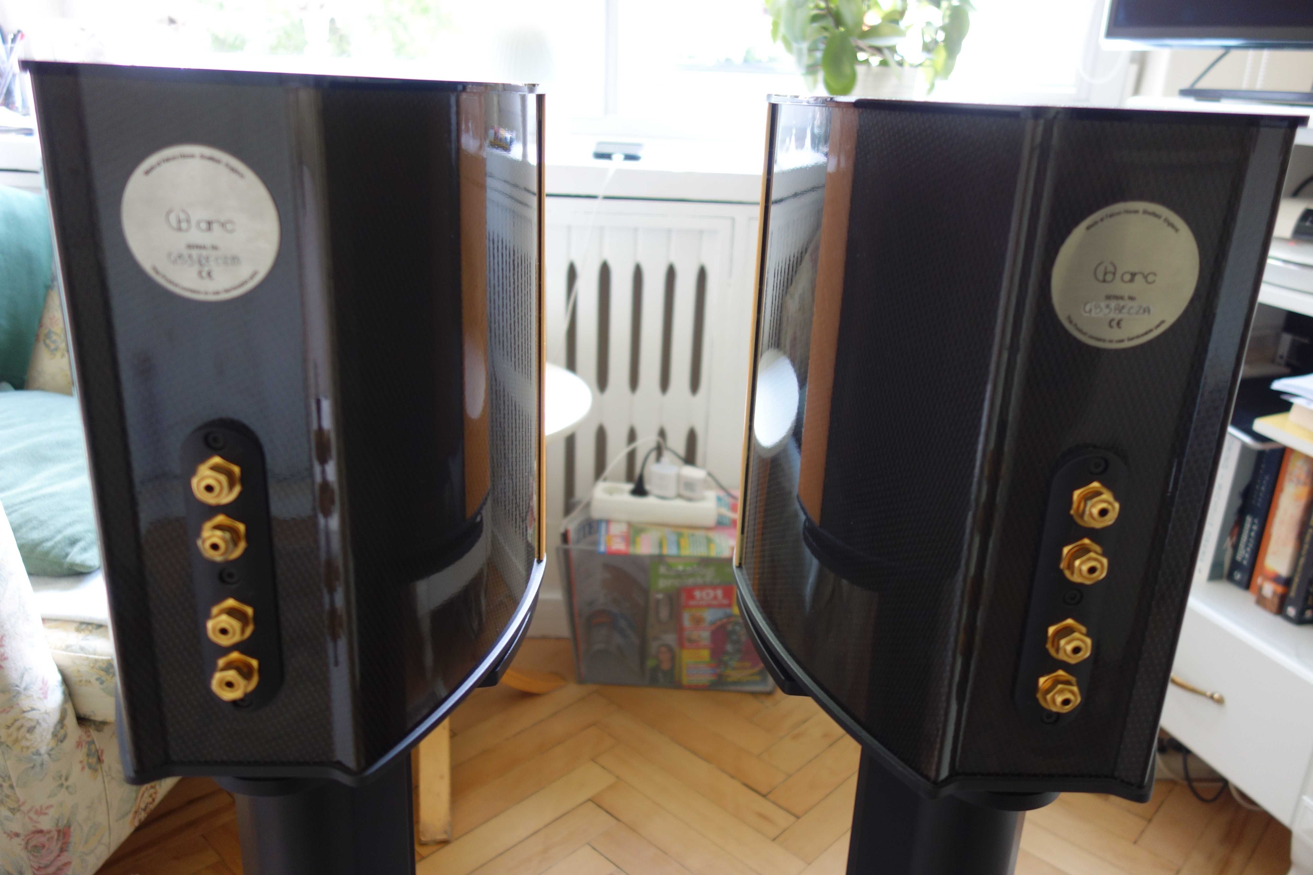 WILSON BENESCH ARC _ kolumny podstawkowe z fabrycznymi standami