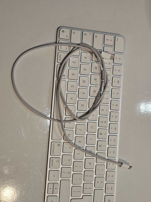 Apple Magic Keyboard – biała (z kablem, w oryginalnym opakowaniu)