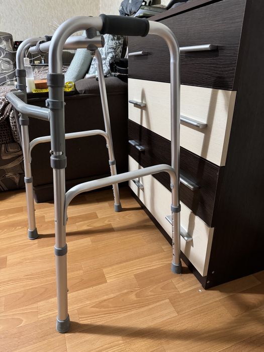 Продам милиці і ходунки