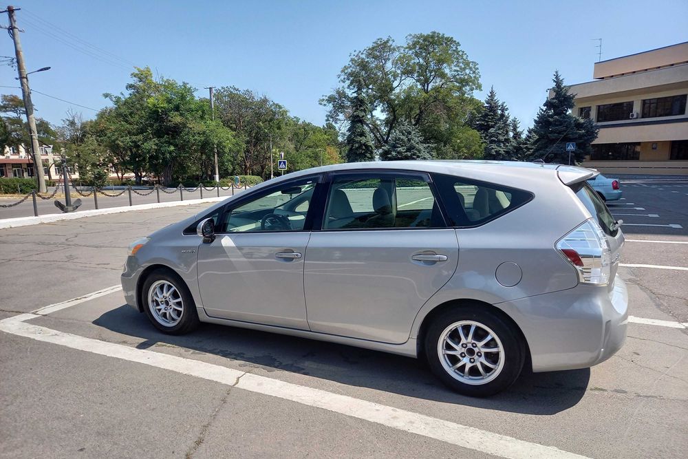 Toyota Prius V универсал 2014