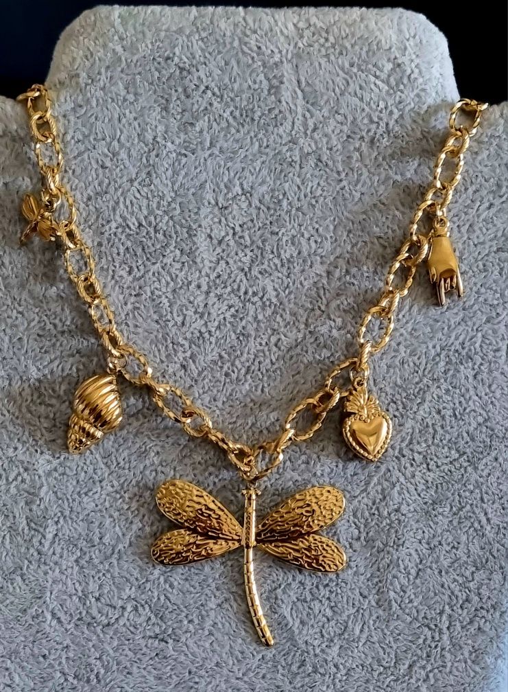 Colar dourado, em aço, com libelinha e mais 4 pingentes.