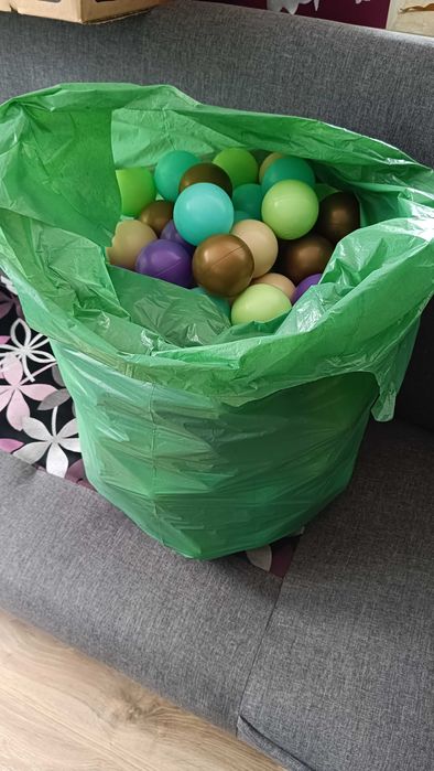 Suchy basen z piłkami