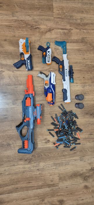 Sprzedam duży zestaw pistoletów NERF ze strzałkami .