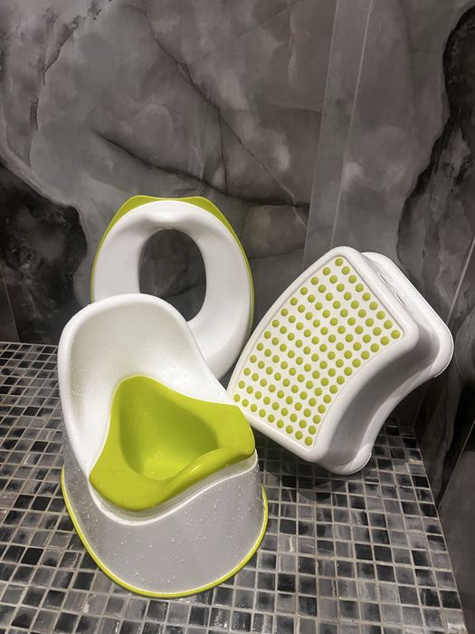 Набір три придмети : підставка , сидіння для унітазу, горшик  IKEA